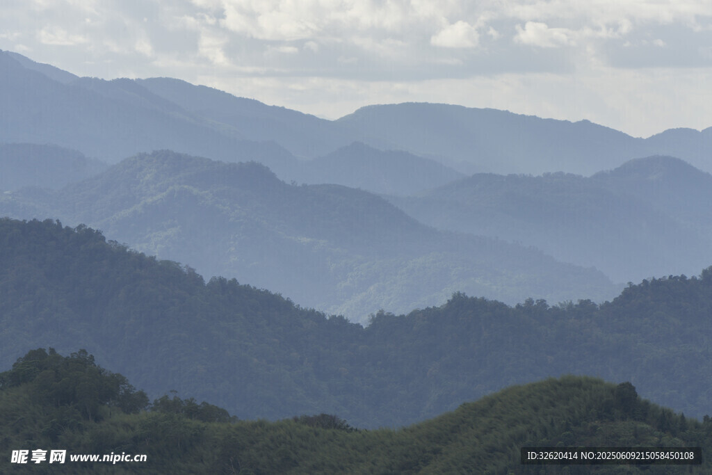 连绵山峦 自然美景如画