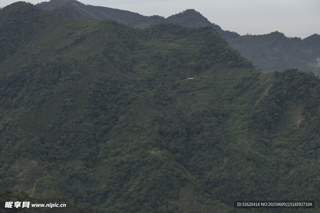 山峦叠翠的绿色自然景观