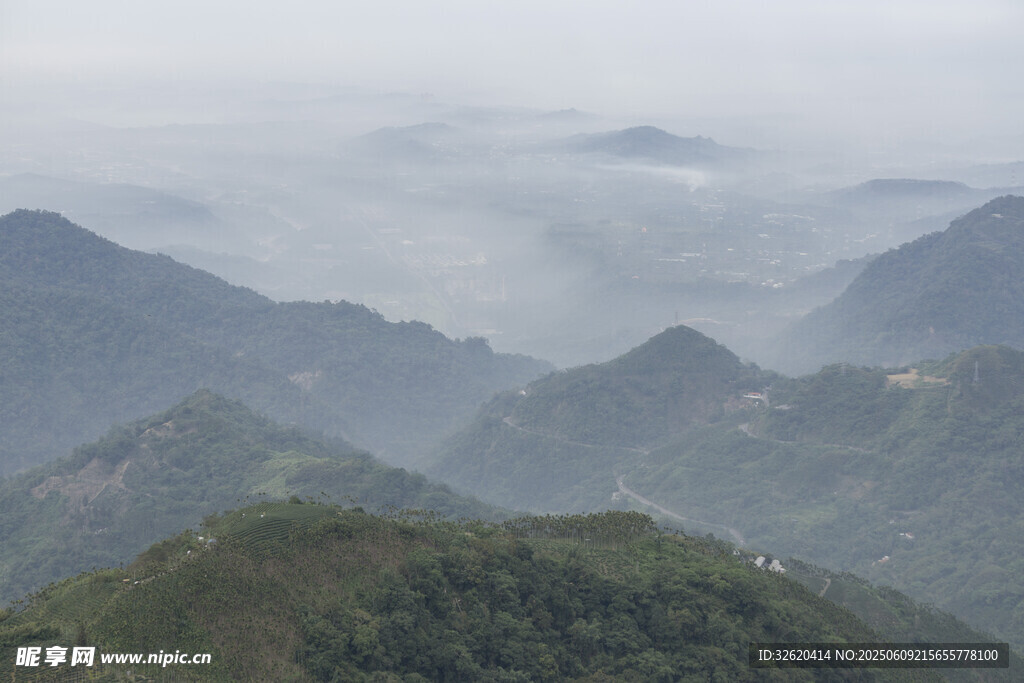 云雾缭绕的壮美山峦