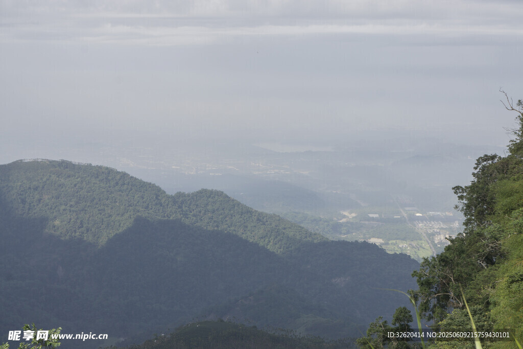 山峦叠翠间的自然景致