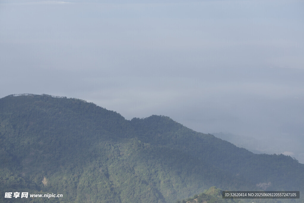 青山云雾间的自然美景