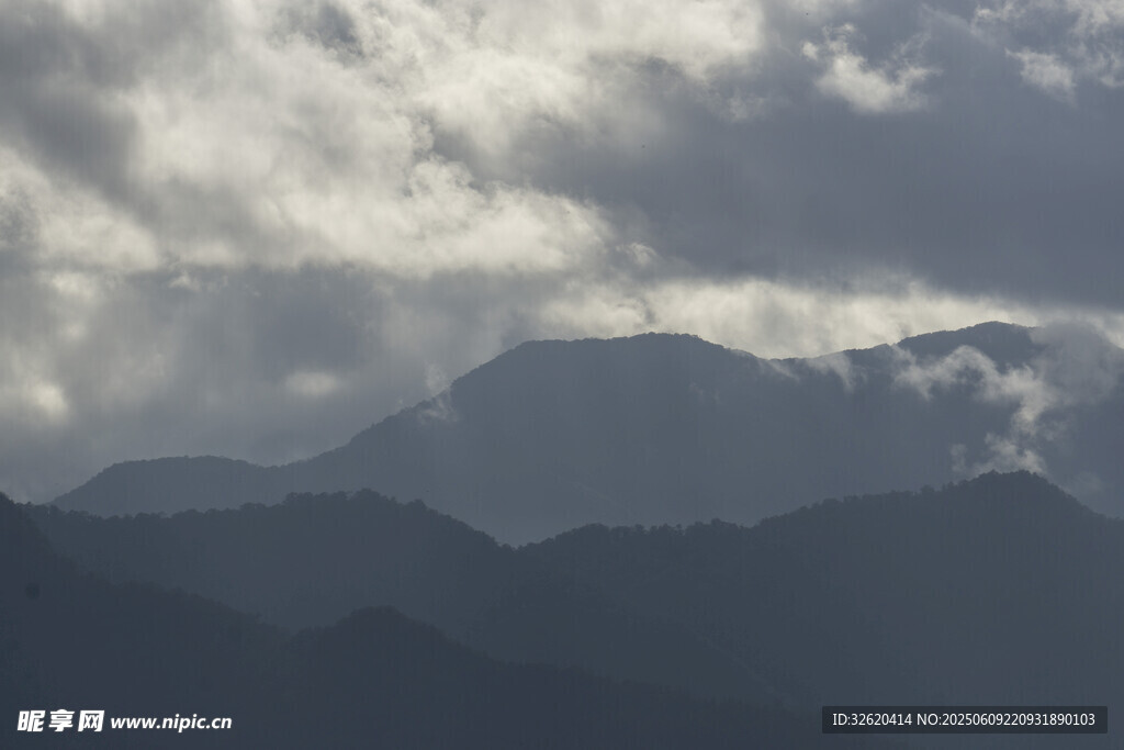 云雾缭绕的壮丽山脉
