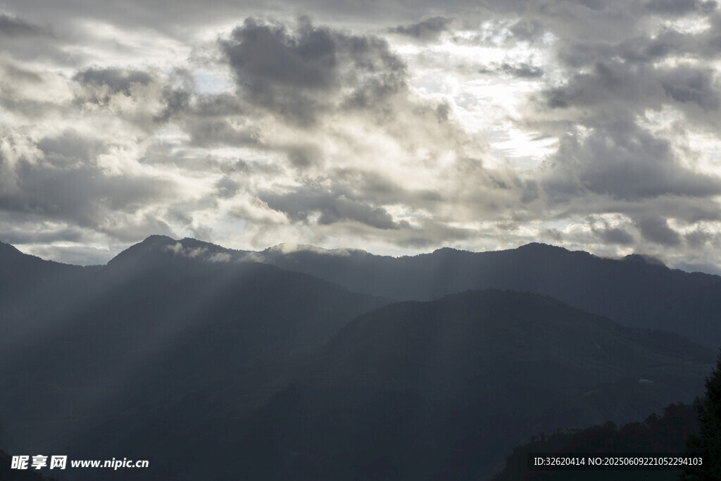 山间云隙透阳光美景
