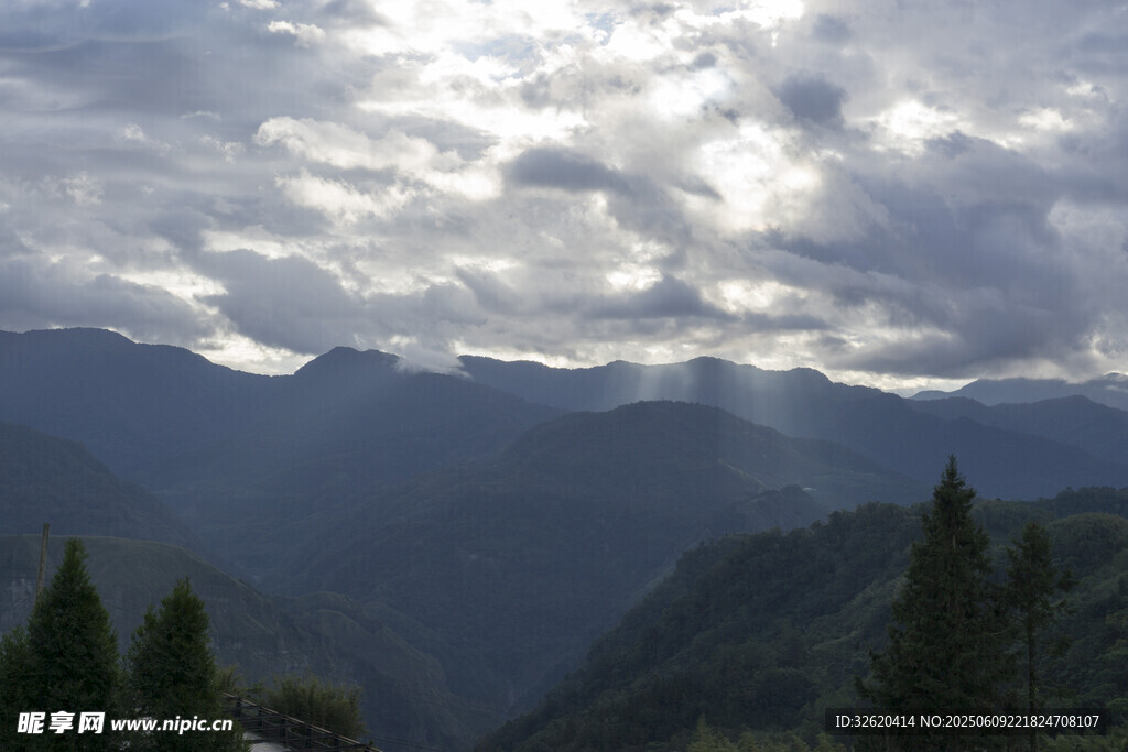 山间云雾缭绕的壮美景色
