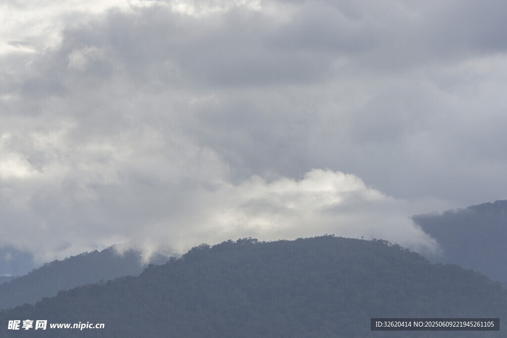 云雾缭绕的山峦景色