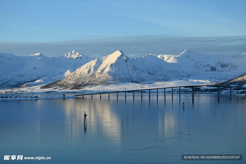 雪山下的宁静湖面美景