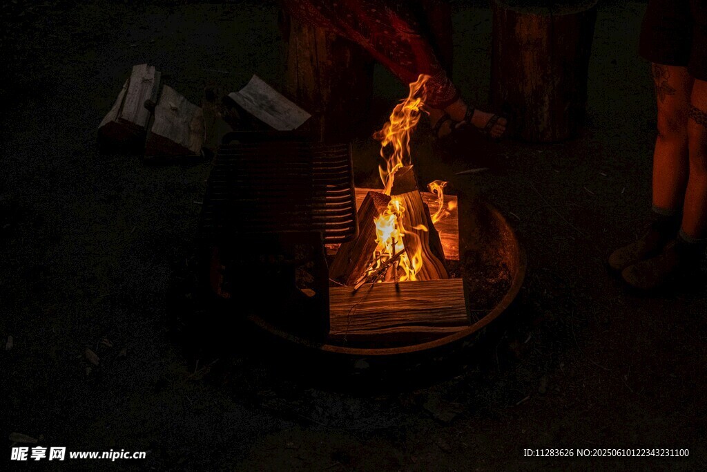 户外篝火熊熊燃烧