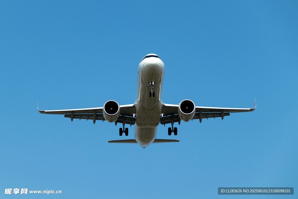 飞机翱翔蓝天