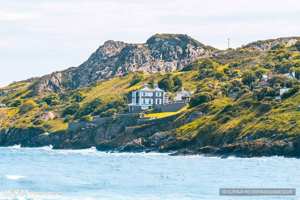 海边青山上的别致小屋