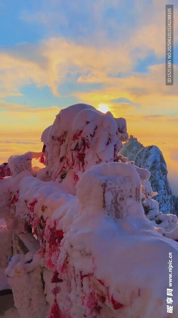 雪覆山峦的壮丽黄昏景色