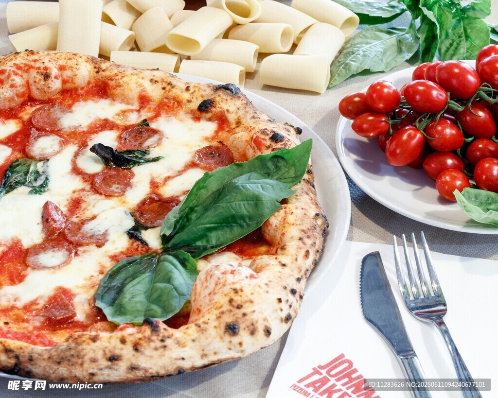 美味披萨与新鲜蔬果搭配