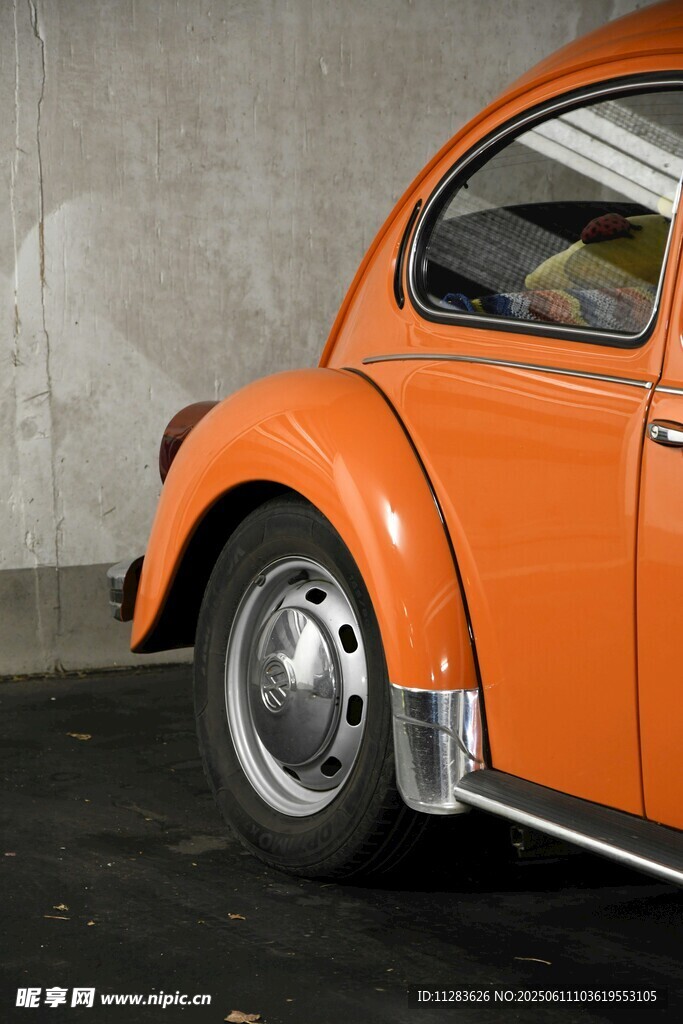 复古橙色甲壳虫汽车特写