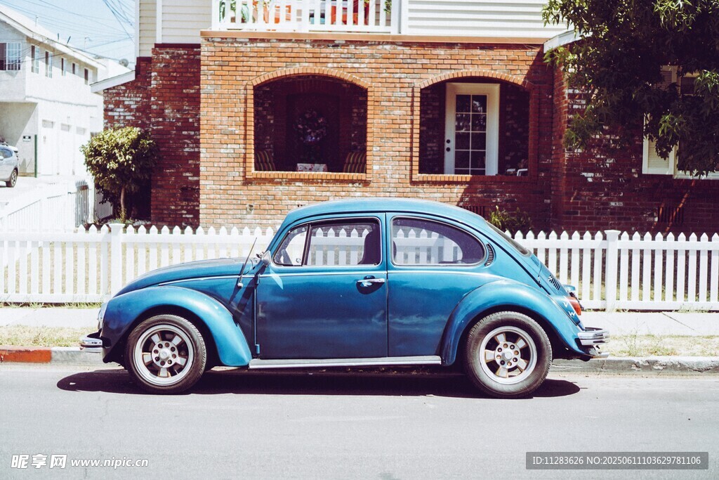 复古蓝色甲壳虫汽车停在街边