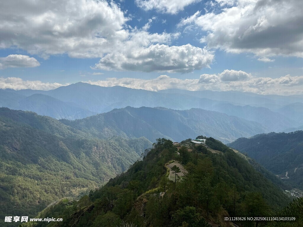 山峦云海间的壮美风光
