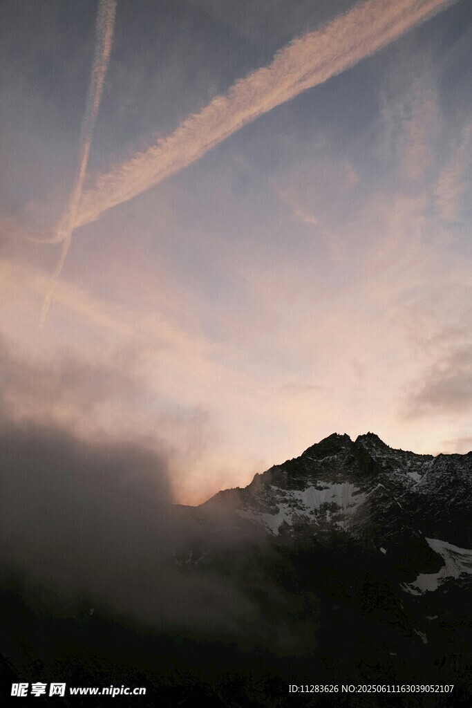 山间云雾缭绕的壮丽景色