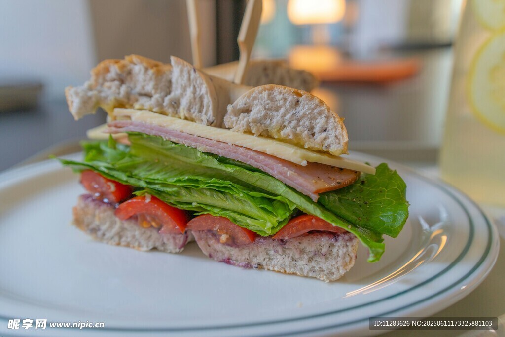 美味三明治配清新蔬菜