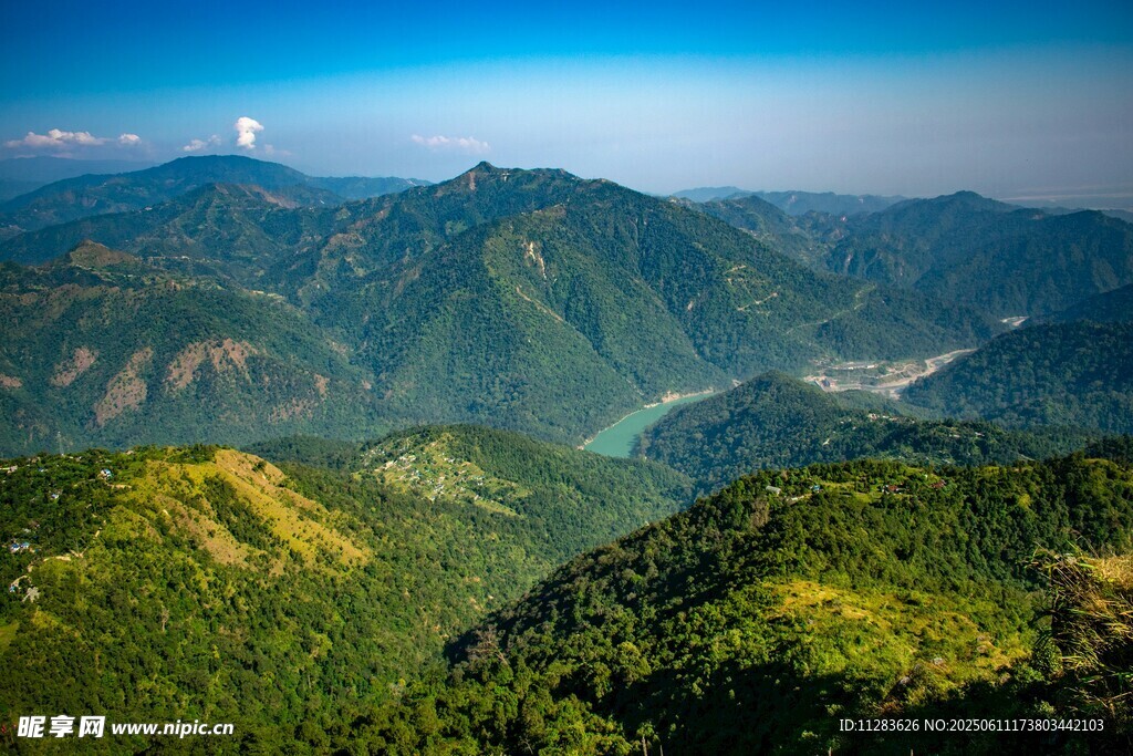 壮丽山峦间的翠绿美景