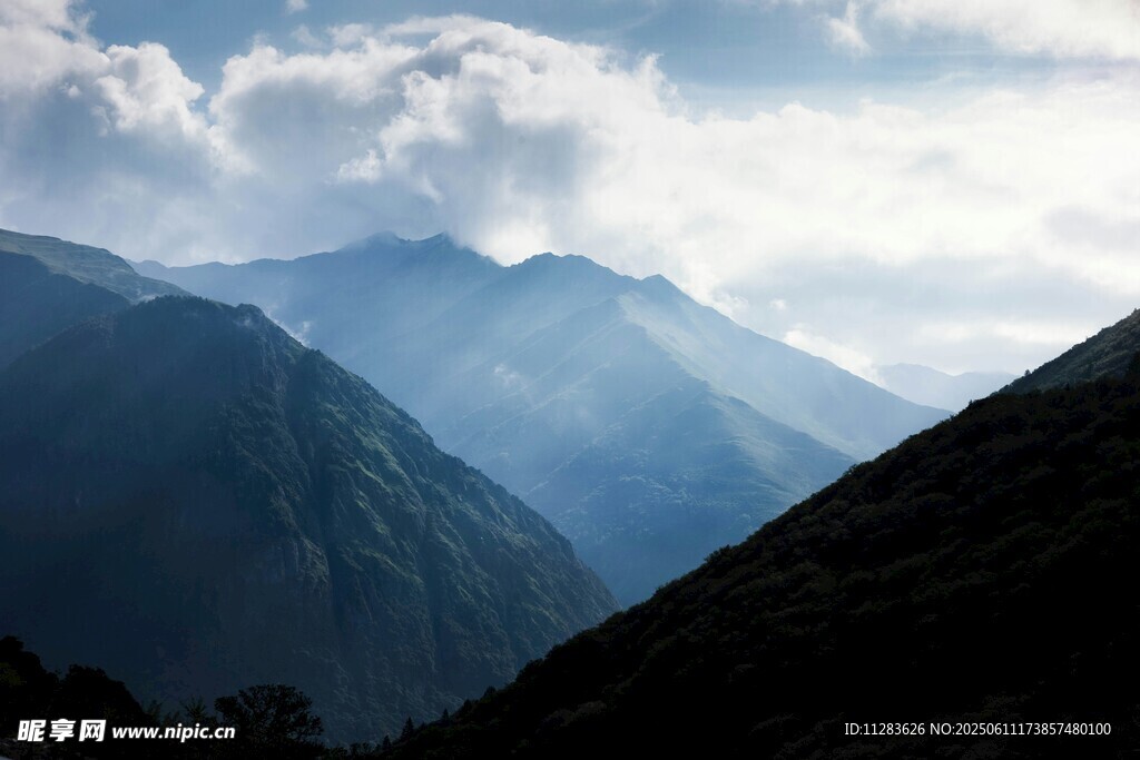 山间云雾缭绕的壮美景色
