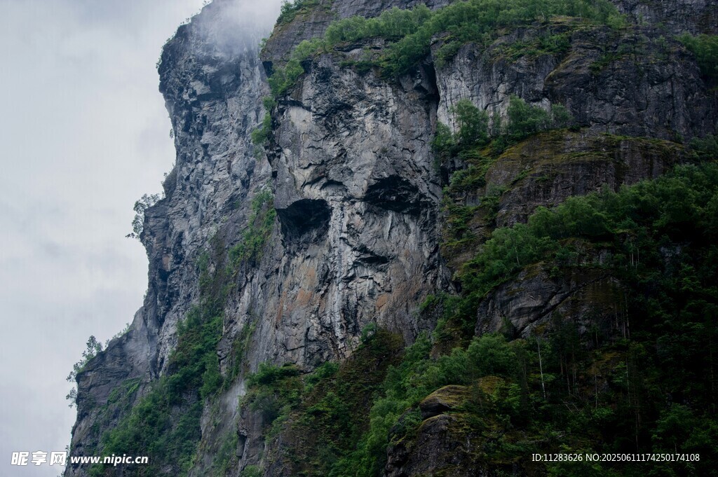 悬崖峭壁上的神秘洞穴