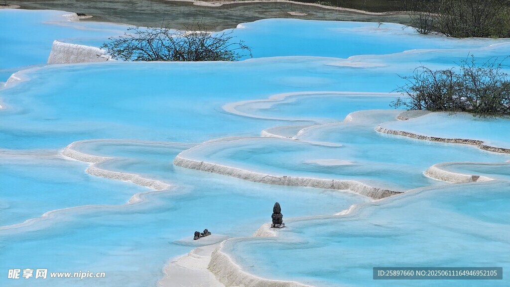 梦幻蓝白相间的盐田景观