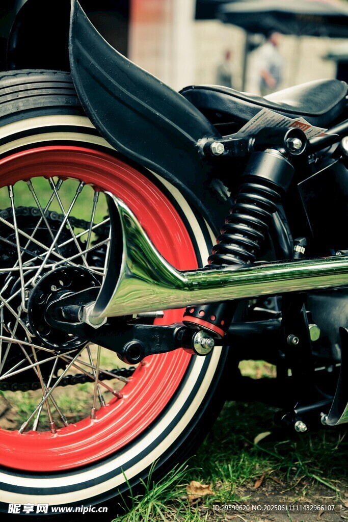 复古摩托车后轮特写