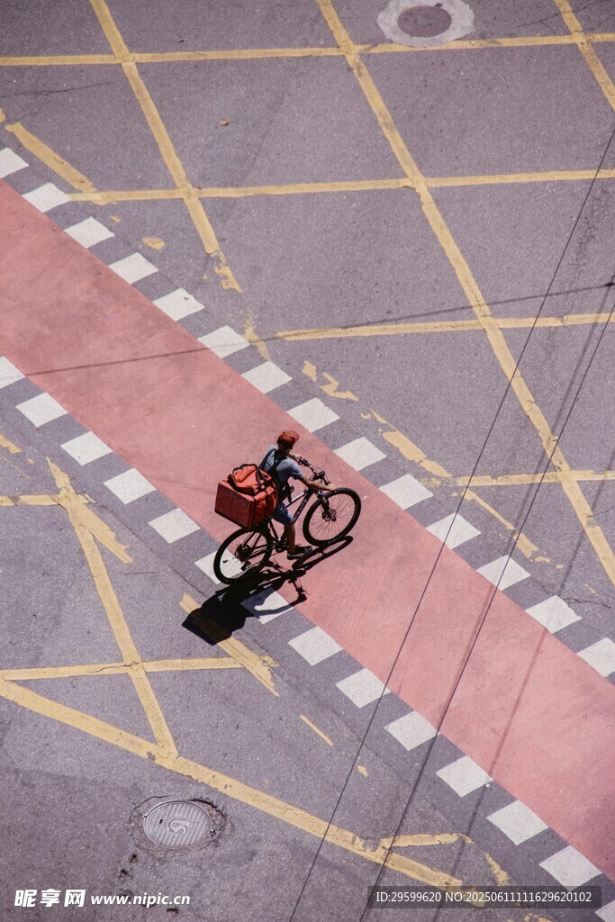 跑道上的骑行者