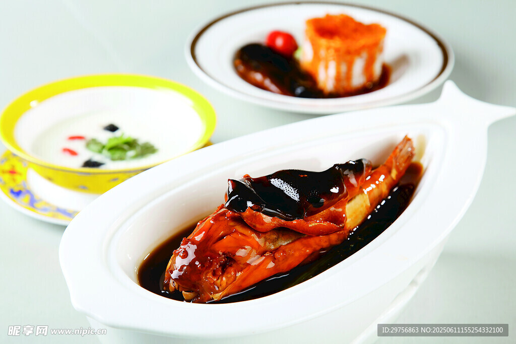 美味红烧鱼搭配多样小菜