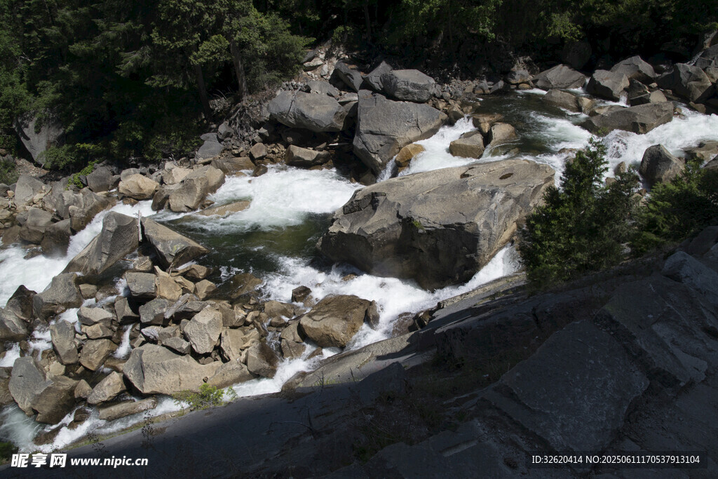 山间湍急溪流与嶙峋怪石