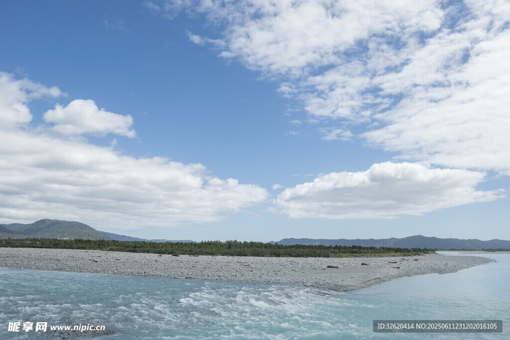 碧海蓝天的美丽海滨风光