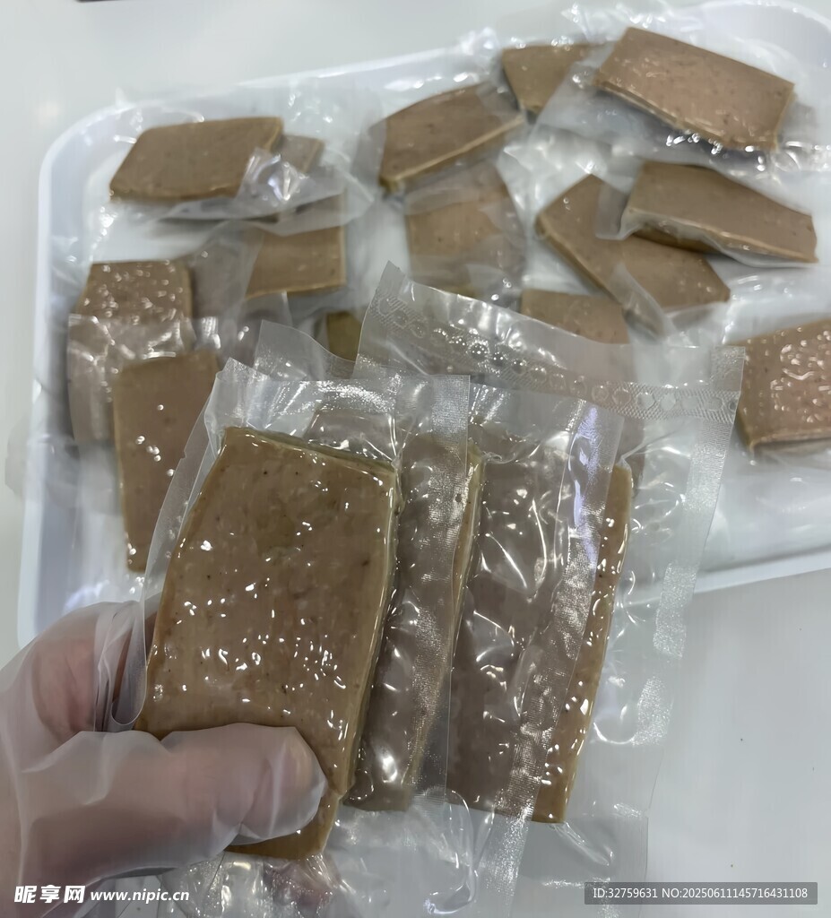 包装好的块状食品待售