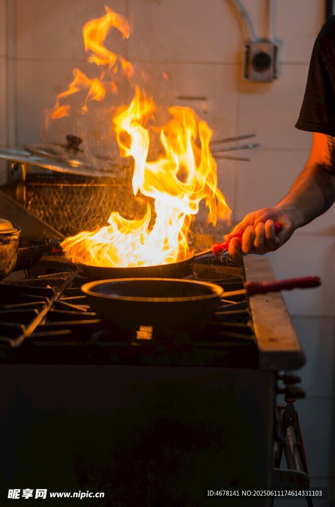 厨师烹饪时锅中火焰升腾