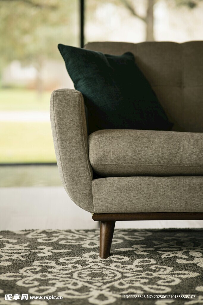 简约沙发搭配精致抱枕