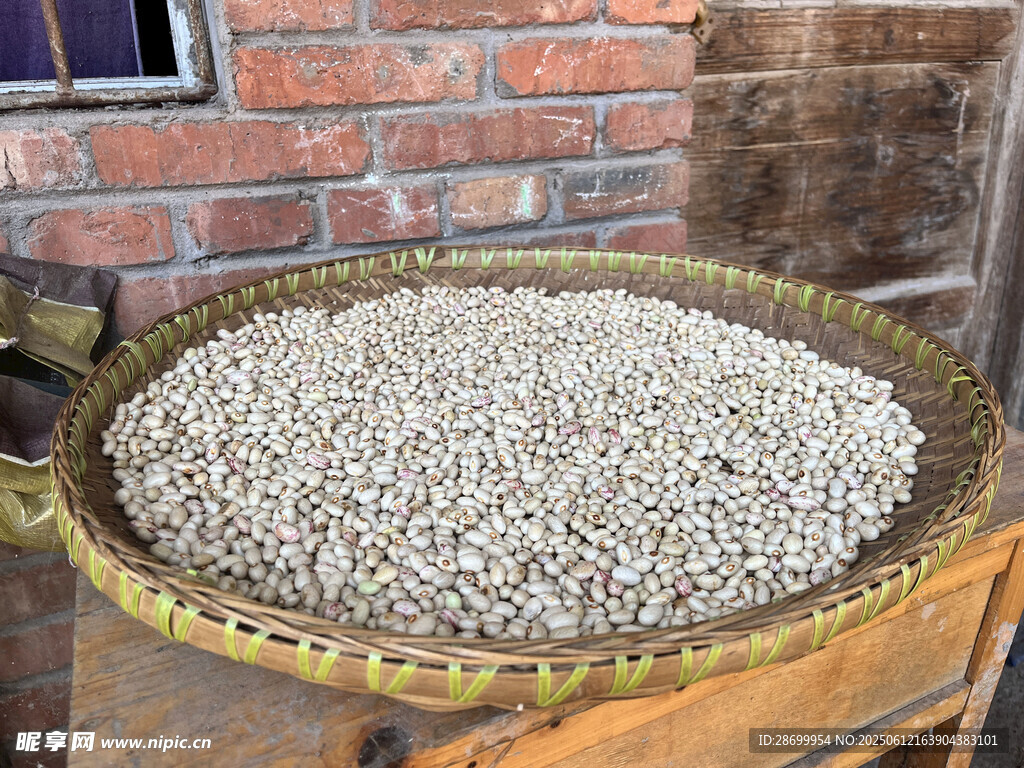 竹筐中的白色颗粒谷物