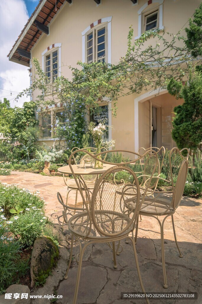 庭院中的休闲桌椅与房屋