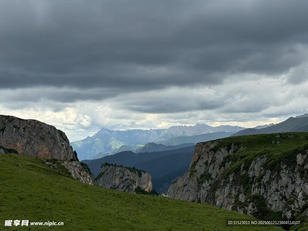 山间云景 绿野与远峰