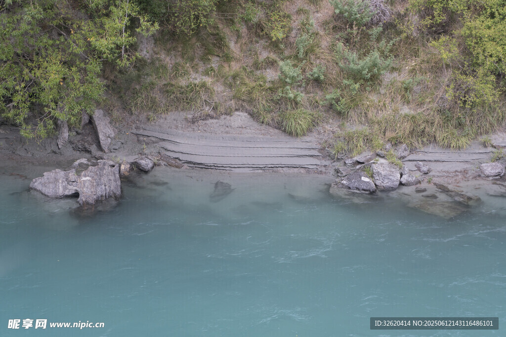 清澈河畔的自然景致
