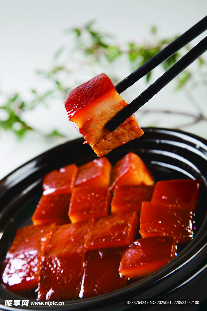 筷子夹起美味红烧肉