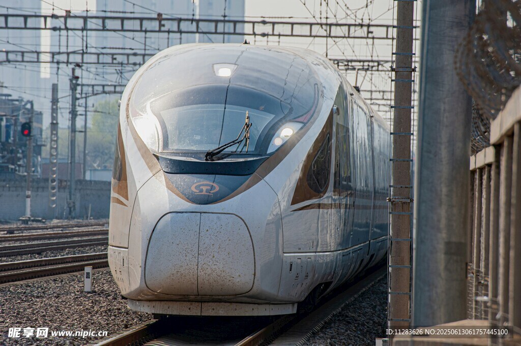 高速列车停靠在铁轨旁