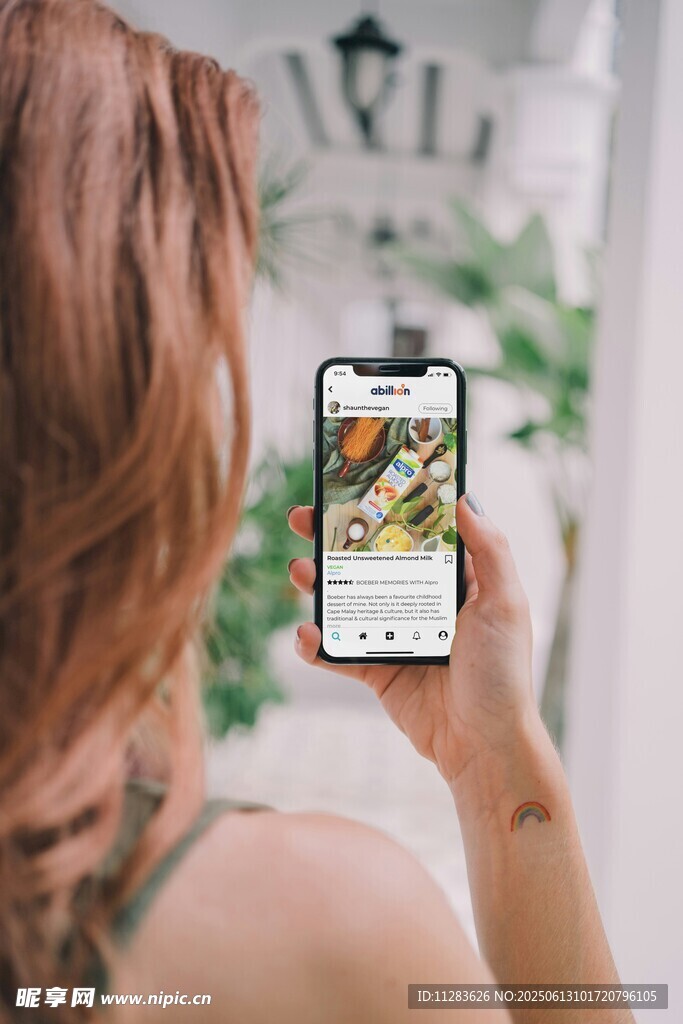 女子手持手机查看画面