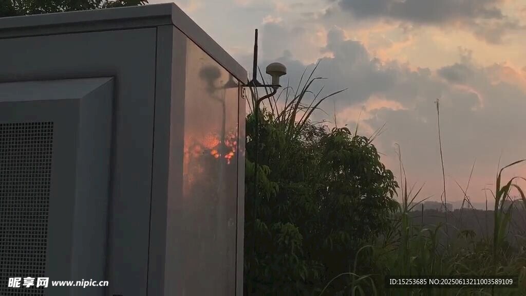 黄昏下的户外设备与景色