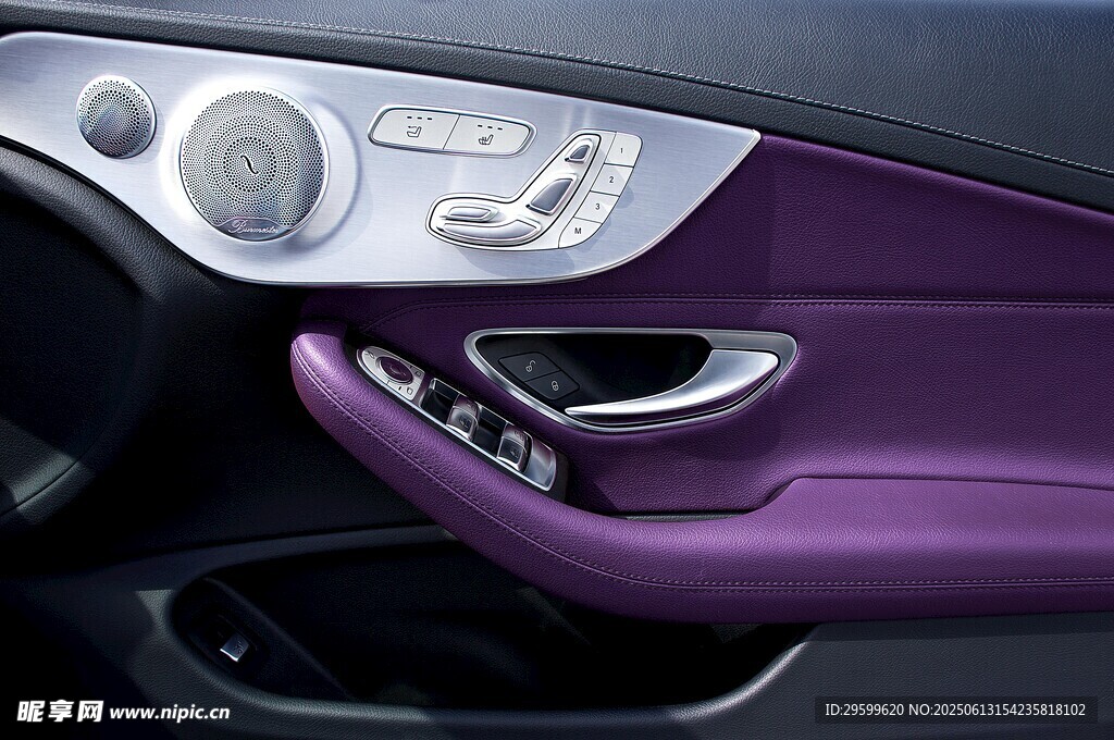 紫色内饰汽车车门细节