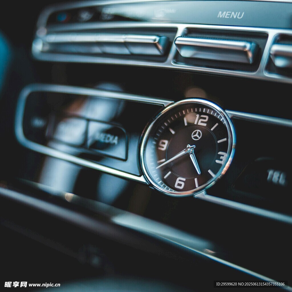 汽车仪表盘上的精致时钟