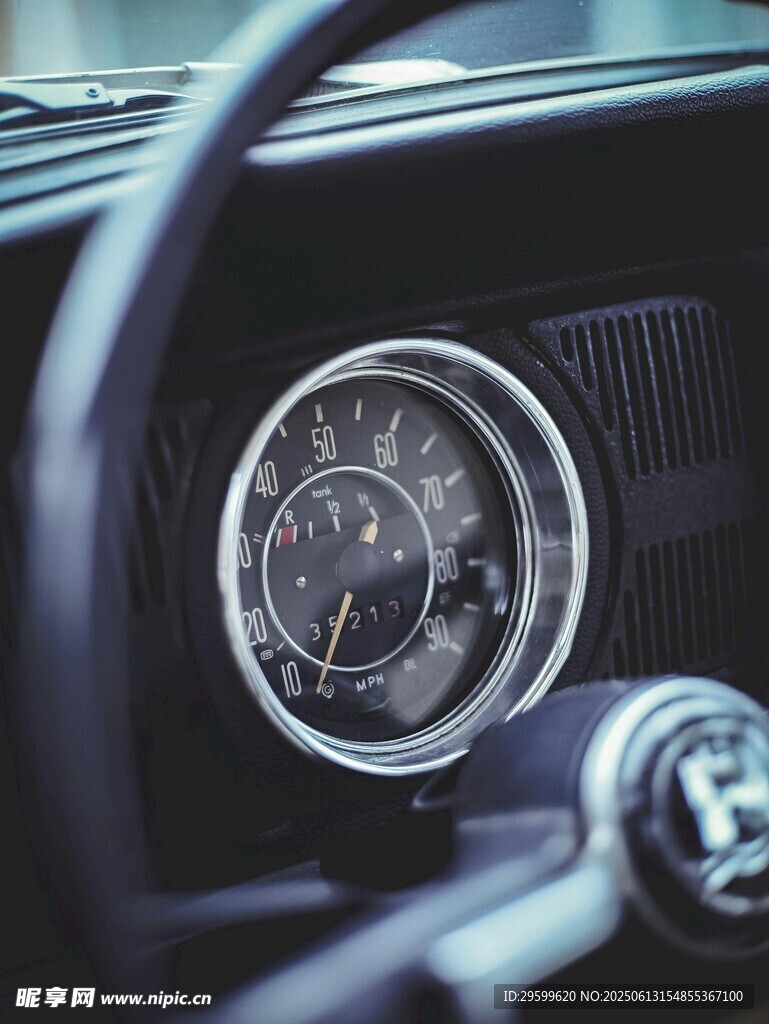 复古汽车仪表盘特写