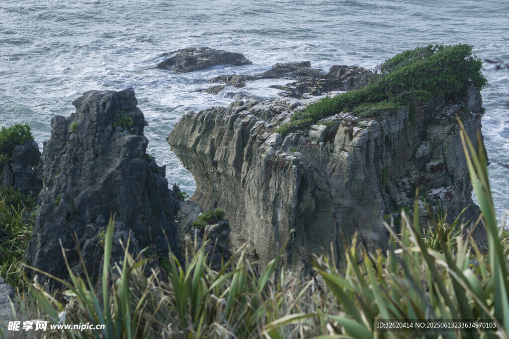海边嶙峋岩石与绿植景观