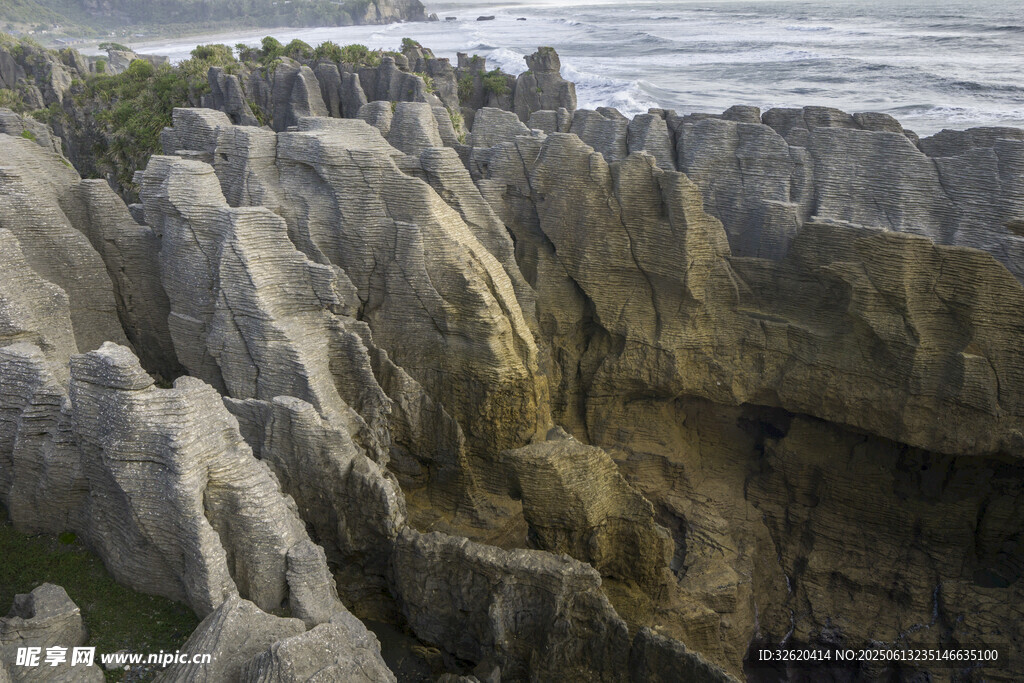 海岸嶙峋岩石景观