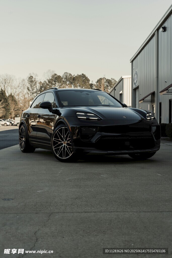 黑色酷炫跑车停于户外