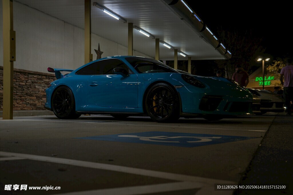 蓝色跑车夜间停在车库