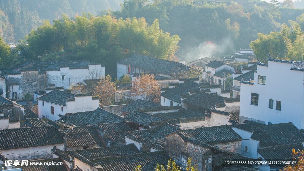 秋日晨雾中的古朴村落