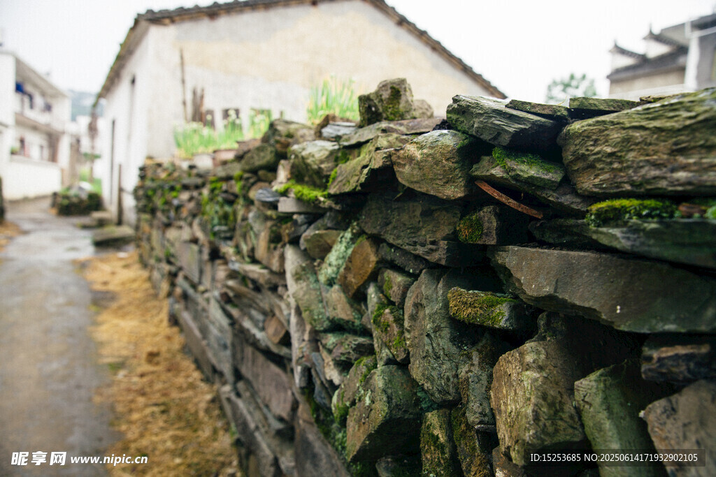 乡村石砌矮墙古朴景致