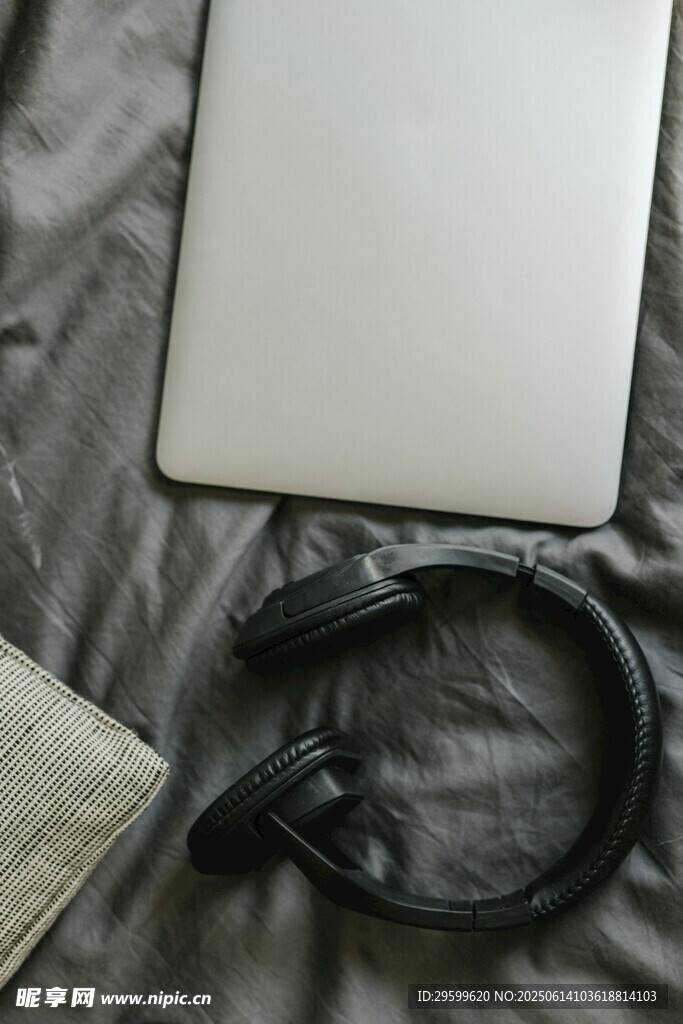 笔记本电脑与耳机放置场景
